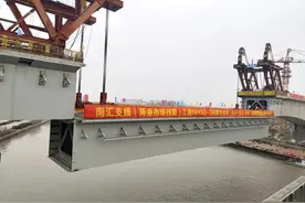 桥梁合龙、车站封顶 上海南汇支线建设有新进展图片