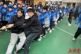 力拔山河 “ 绳”采飞扬——衡南县三塘联合学校星火中学七年级学生拔河比赛图片