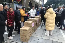 暖心！重庆一音乐人为老人和学生送上“爱心年货”图片