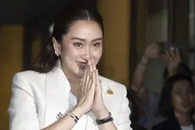 他信女儿贝东丹·西那瓦当选泰国新一任总理视频封面
