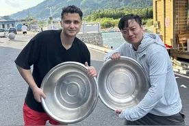 带老外过暑假！外国友人被莽山漂流“硬控”图片