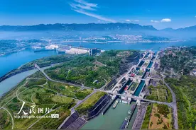 湖北宜昌：三峡船闸通航忙图片