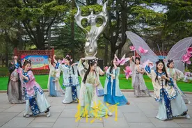 第四届花朝节百花公园分会场启幕，汉服舞者共舞玉兰花海 | 镜相图片