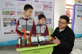学生展示“小发明”，院士面对面科普图片