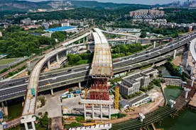 成功跨越南京江北大道！建宁西路过江通道主线桥钢箱梁顶推完成图片