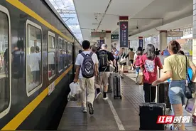 评论丨火热暑运，照见“元气满满”的中国图片