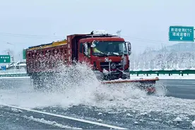 漯河：持续清雪除冰保畅通图片