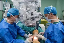 老糖友下肢肿成“大象腿”，医生将0.2毫米淋巴管接通静脉成功消肿图片