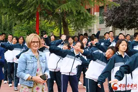 新西兰基督城哈埃塔学院地区学校校长玛格丽特·安·佩吉·巴罗斯女士到西北师大附中访问交流图片