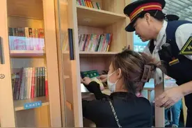 小兴安岭里开出“铁校车”图片