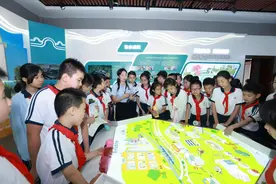 广州海珠：学生在研学实践中学习节水知识图片