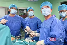 胆囊结石“掉”入胆总管，专家“双镜联合”一次解决老人两处结石图片
