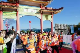 登山竞技不耽搁游览风光！千余国内外“跑友”在黄山最美季节挑战极限图片
