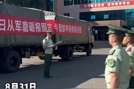 军营退伍季：退伍老兵与战友拥抱真的看哭了图片
