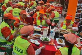 又是这家小店，在五一前夕用“家宴”致敬劳动者图片