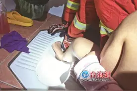 女子浴室滑倒脚被蹲便器“咬住”图片