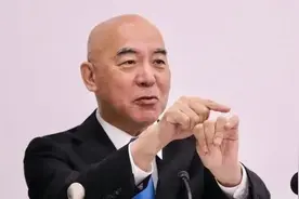 日本政客“支招”低生育率：制造焦虑，女性25岁还单身就不许结婚视频封面