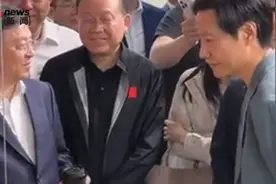 王传福坐地铁参加车展，参观小米展台与雷军互动：“我替你捏了把汗”图片