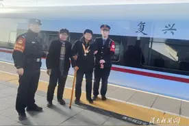 95岁老人圆梦高铁图片