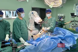 国产机器人辅助，武汉协和医院完成膝关节外侧单髁置换手术图片