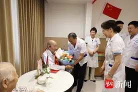 徐州新健康医院：慰问百岁抗战老兵  致敬不朽功勋图片