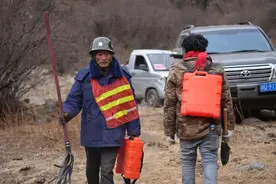 威头条丨火线“父子兵” 共战壤塘火魔图片