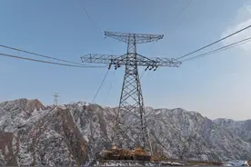 翻山、越岭、跨黄河！哈密－重庆±800千伏特高压直流输电线路工程（甘8标）全线贯通图片