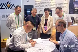 首台智能抹茶机亮相广交会，开启径山茶产业新篇章图片