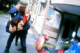 因中风腿脚不便，老人出门锻炼力气耗尽无法回家图片