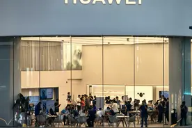 华为Mate 60 Pro上架即售罄！多地消费者排队取机 现场激活防“黄牛”加价|一线图片