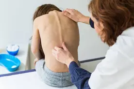 健康小站丨青少年脊柱“变形”宜早发现，三个办法可自查图片