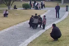 为执勤民警送暖宝宝！襄阳景区这一温馨瞬间，太甜了！图片