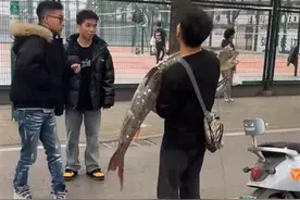 大三学生钓起1.7米50斤鳡鱼 网友：“钓鱼大神”！图片