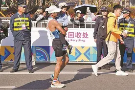 群雄逐“鹭”！2025建发厦门马拉松赛昨日开跑，大众跑者成绩亮眼图片