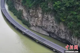 实地航拍因落石桥梁受损关闭的四川“水上公路”图片
