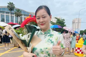 海口一教师母亲捧花等女儿高考 分享释放压力方法图片