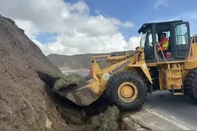 湟源公路总段防汛保通不停歇 护航群众平安行图片