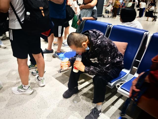 受“白海豚”影响，抵达郑州一航班降落前在上空盘旋25分钟，准备降落时因雨大无法降落，临时飞运城盐湖机场备降