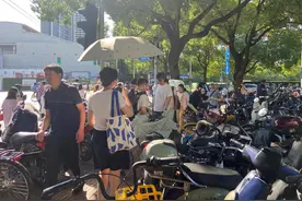 非机动车“围城”（上）｜“当五千多辆车涌向一个地铁站”，记者走访发现……图片