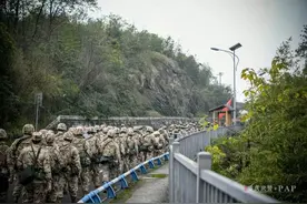 战斗军营 | 野营拉练斗严寒   磨炼意志练精兵图片