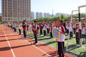 2024年滨州市滨城区清怡小学举行“小手拉大手 情系母亲节”主题升旗仪式图片