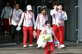 （体育）内地奥运健儿游览香港太平山顶图片