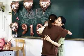 当教师节遇上生日 高校学子用温情感念师恩图片