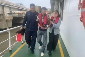 20分钟！宝山海事局成功救助一名突发疾病船员图片