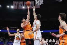 八连胜！上海久事男篮主场战胜吉林队图片