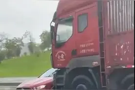 惊险！大货车雨中顶推奔驰行驶，行车记录仪还原全程！警方：货车司机打电话分心驾驶4分钟图片
