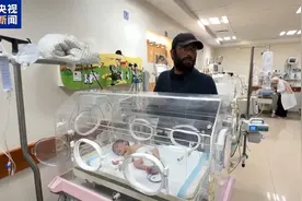 加沙寒冬困境：一家八口仅靠4条毯子御寒，双胞胎早产儿因低温在两天内相继离世图片
