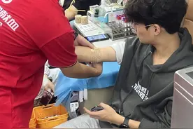 无偿献血车开进校园，大学生们用热血传递爱心图片