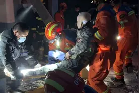 湖南株洲：废弃房屋坍塌 消防员紧急救援被困者图片