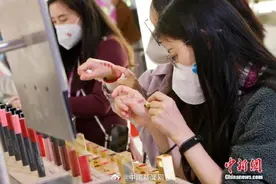涂着口红吃东西，有危害吗？图片